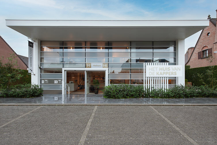 Vue de la façade de la Huis van de Kappers avec son intérieur en bois accueillant.